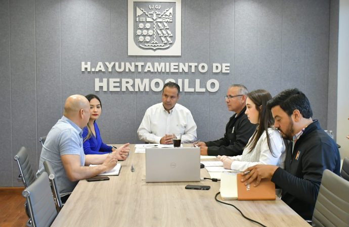 Entrega Toño Astiazarán apoyos a deportistas que participarán en competencias