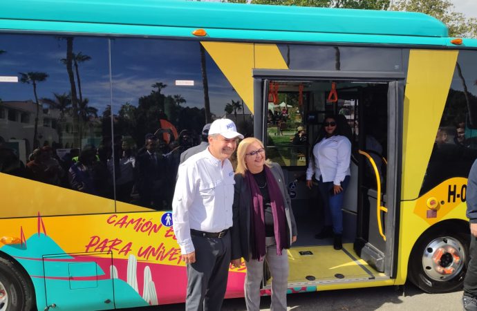 Presenta Toño Astiazarán las unidades de H Bus para estudiantes universitarios