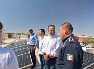 Equipa Toño Astiazarán con paneles solares comandancias del Poblado Miguel Alemán y Kino y entrega instalaciones para bomberos