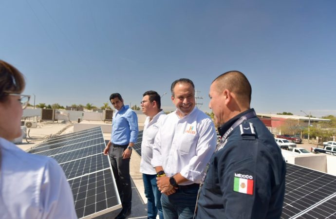 Equipa Toño Astiazarán con paneles solares comandancias del Poblado Miguel Alemán y Kino y entrega instalaciones para bomberos