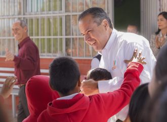 Apoyan Toño Astiazarán y Patty Ruibal educación con desayunos escolares en Miguel Alemán Y Kino