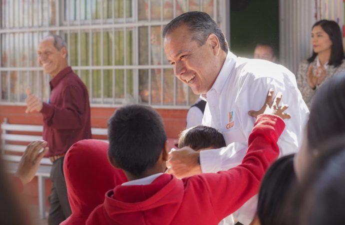 Apoyan Toño Astiazarán y Patty Ruibal educación con desayunos escolares en Miguel Alemán Y Kino