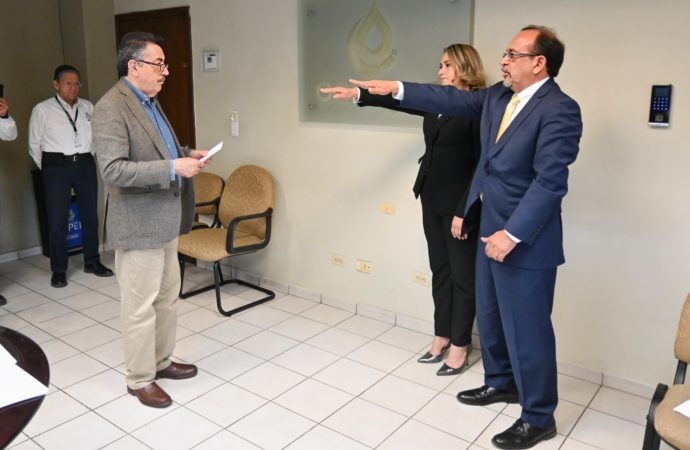 Toma protesta Javier Lamarque a nuevo director técnico y directora jurídica del OOMAPASC