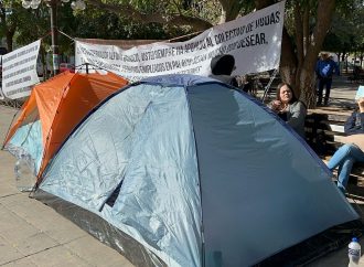 Viudas de policías protestan durmiendo en la plaza Zaragoza