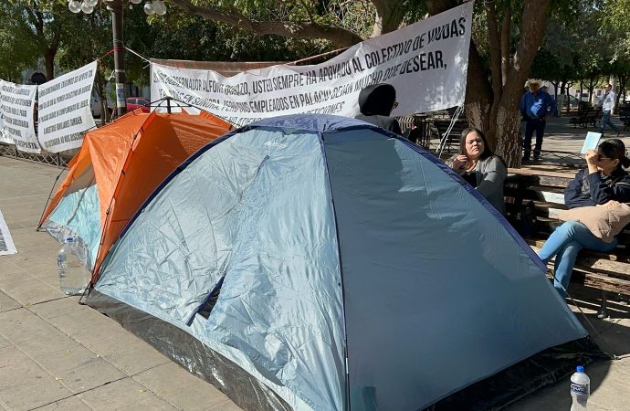 Viudas de policías protestan durmiendo en la plaza Zaragoza