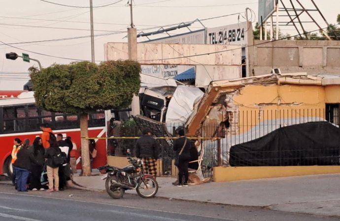 Fuerte choque entre autobús y automóvil deja 20 lesionados en Hermosillo