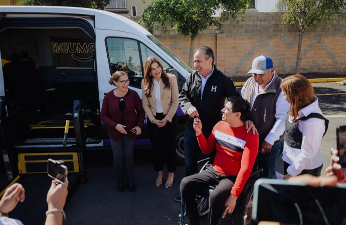 Ayudan Toño Astiazarán y Patty Ruibal a la rehabilitación de personas con discapacidad con equipo moderno y nueva unidad de transporte adaptado