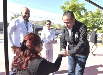 Beneficia Antonio Astiazarán a vecinos de la Cuauhtémoc con servicios de salud y descacharre