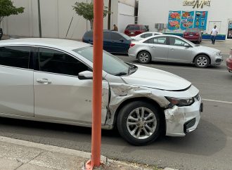 Hombre resulta con lesiones tras fuerte choque en el centro de Hermosillo