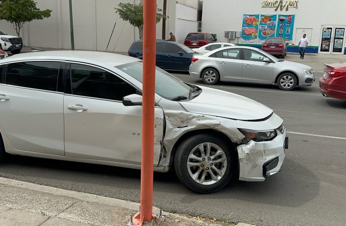 Hombre resulta con lesiones tras fuerte choque en el centro de Hermosillo