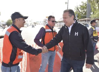 Verifica Toño Astiazarán avances en crucero de concreto de la colonia Perisur