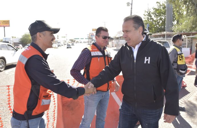 Verifica Toño Astiazarán avances en crucero de concreto de la colonia Perisur
