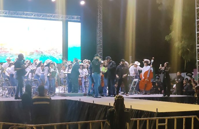 Reconoce Toño Astiazarán a Carín León por su aportación a Misión Solar