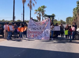 Madres de familia bloquean calle Fresno en Ciudad Obregón en protesta por cierre de jardín de niños
