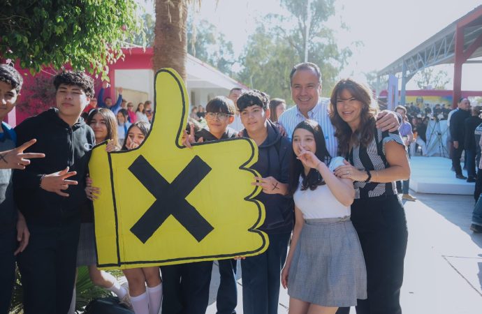 Llevan Toño Astiazarán y Patty Ruibal programa “Advertencia” contra las adicciones a estudiantes de la Secundaria No. 8