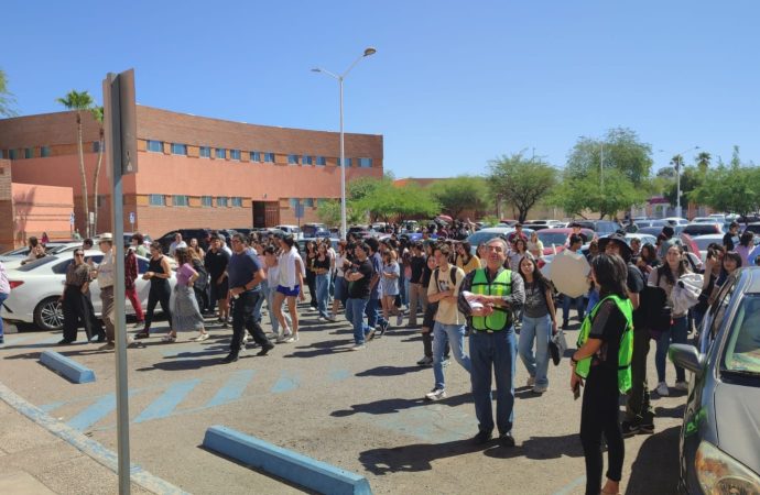Se suman estudiantes universitarios al simulacro nacional
