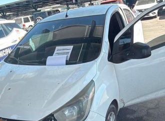 Aseguran vehículo con luces réplica de patrullas en Hermosillo