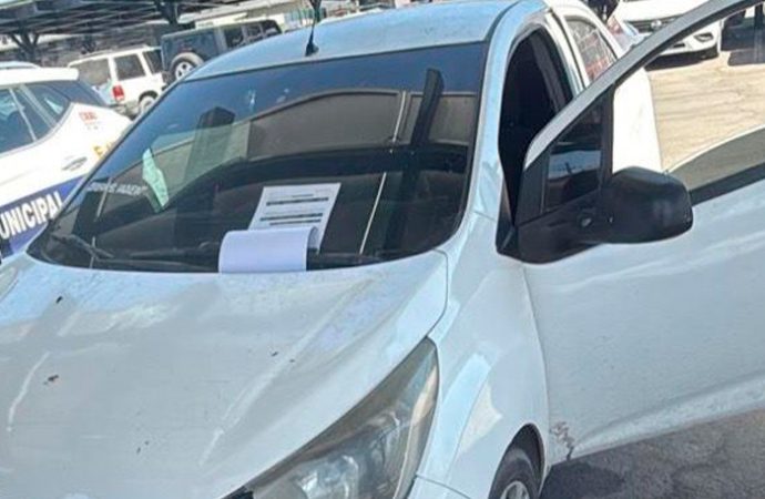 Aseguran vehículo con luces réplica de patrullas en Hermosillo