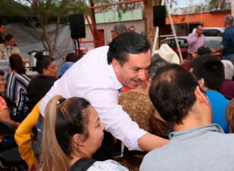 Lleva David Figueroa servicios a familias de la colonia El Choyal