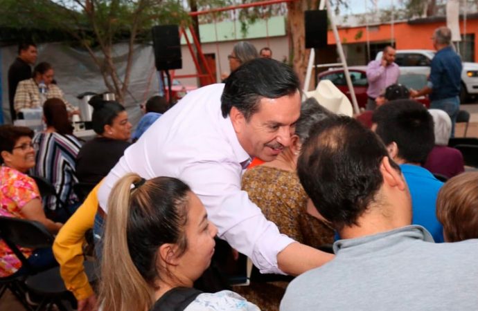 Lleva David Figueroa servicios a familias de la colonia El Choyal