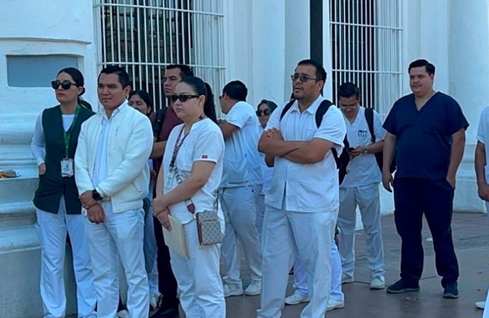 Enfermeros se manifiestan en Sonora por falta de bases