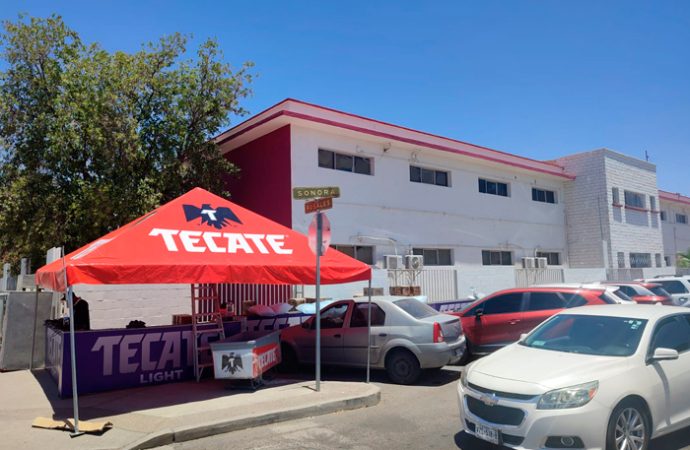 Piden retirar de una primaria baños portátiles y carpas de cerveza instalados por las Fiestas del Pitic