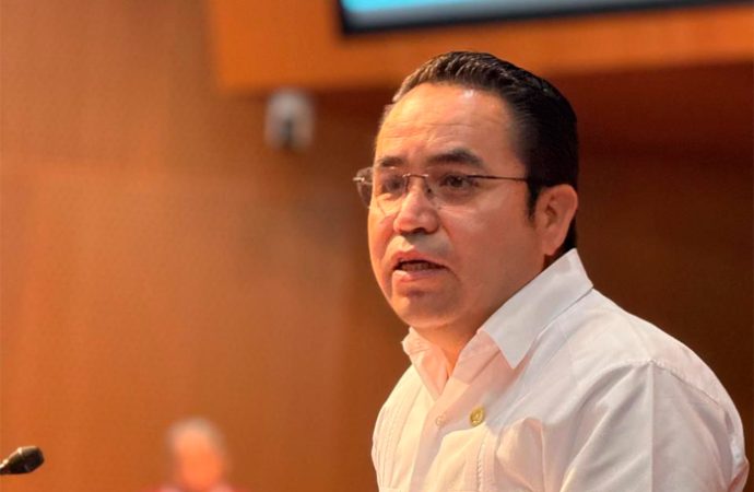 Heriberto Aguilar rechaza impuestos a las remesas en encuentro binacional en Los Ángeles