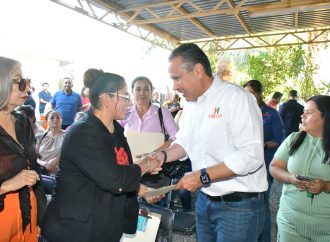 Atiende Toño Astiazarán a vecinos de la Solidaridad