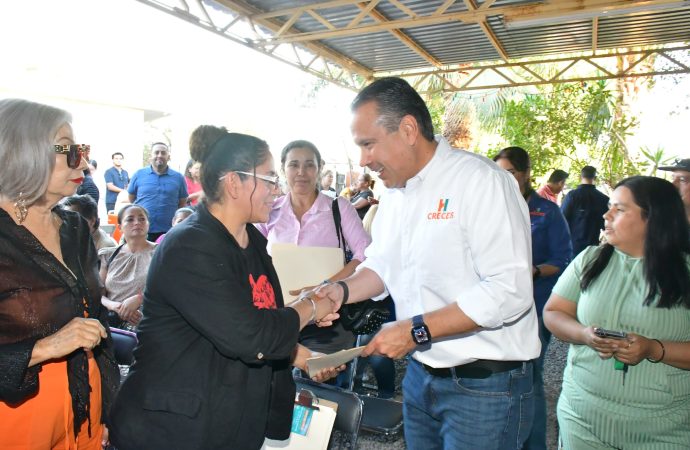 Atiende Toño Astiazarán a vecinos de la Solidaridad