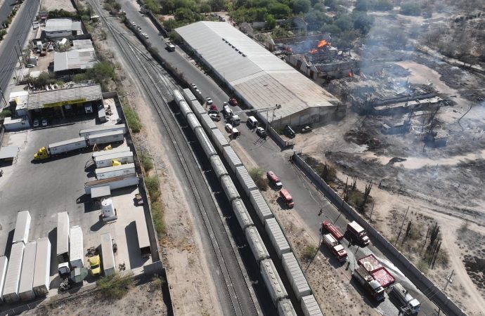 Controlan Bomberos de Hermosillo incendio en colonia Ferrocarrilera