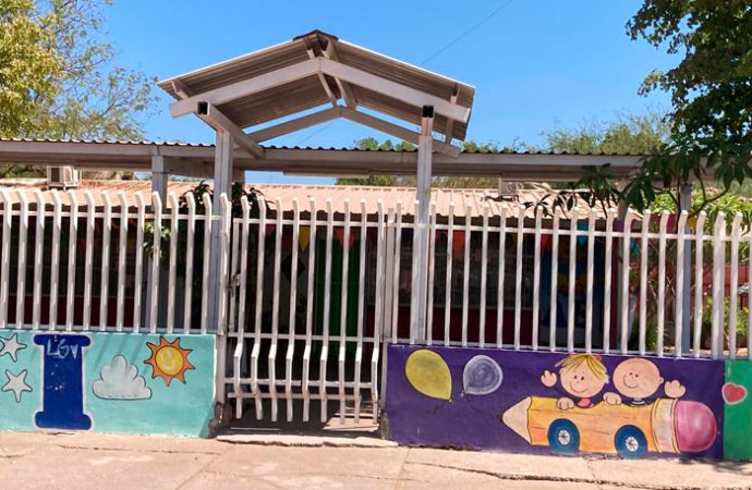 Tras un mes sin luz, padres cierran Jardín de Niños María Montessori