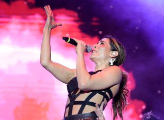 María León encendió el escenario Alonso Vidal con música, baile y batería