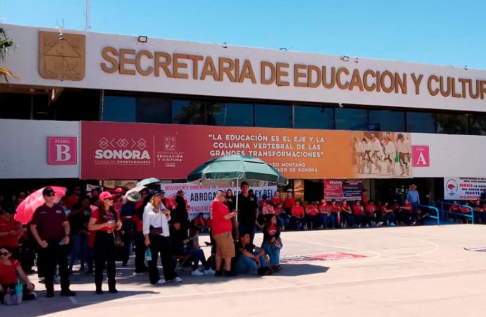 Se manifiestan maestros de la sección 28 del SNTE en contra de la ley del ISSSTE