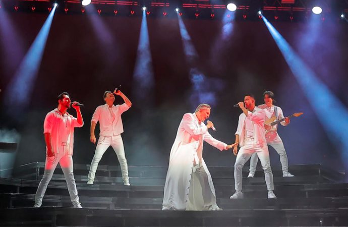Miguel Bosé desata nostalgia y pasión ante 40 mil personas en Hermosillo