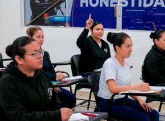 Mujeres a la par de los hombres en academia de policía destacan en tiro