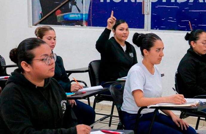 Mujeres a la par de los hombres en academia de policía destacan en tiro