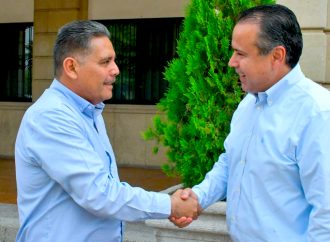 Entrega Antonio Astiazarán vehículo eléctrico a ganador del sorteo “En la H cumpliendo ganas”