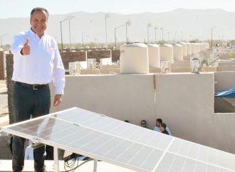 Entrega Toño Astiazarán las primeras tres viviendas de Sello H que cuentan con paneles solares