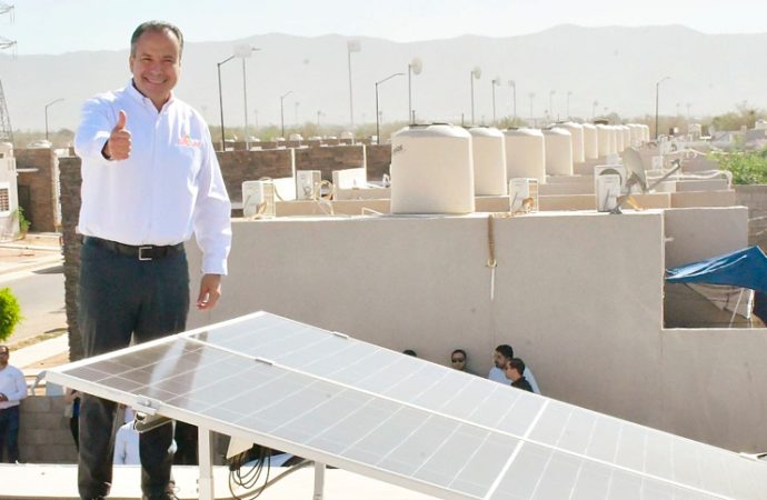 Entrega Toño Astiazarán las primeras tres viviendas de Sello H que cuentan con paneles solares