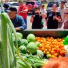 Alumnos de la Unison cosechan sus propias hortalizas para compra de tractor
