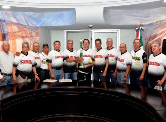 Reitera Elías Retes a softbolistas veteranos campeones estatales todo el apoyo del Ayuntamiento