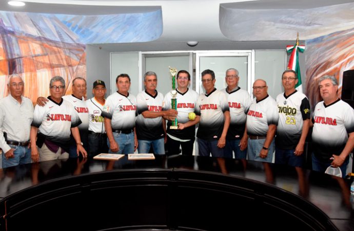 Reitera Elías Retes a softbolistas veteranos campeones estatales todo el apoyo del Ayuntamiento