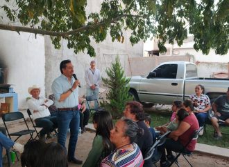 David Figueroa escucha a vecinos del norponiente y admite los retos de la vida política