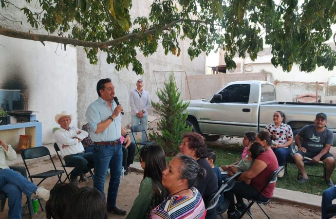 David Figueroa escucha a vecinos del norponiente y admite los retos de la vida política