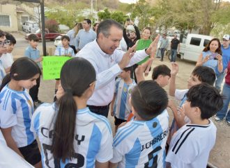 Beneficia Antonio Astiazarán a deportistas de Los Ángeles con cancha nueva