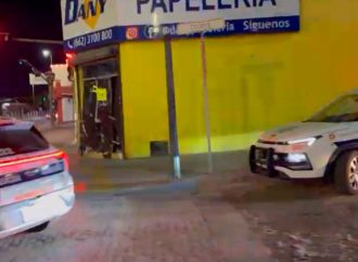 Policía de Hermosillo no cubrirá daños tras choque de patrulla robada; negocio afectado permanece cerrado