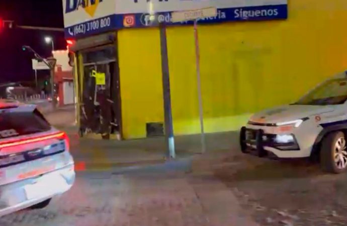 Policía de Hermosillo no cubrirá daños tras choque de patrulla robada; negocio afectado permanece cerrado