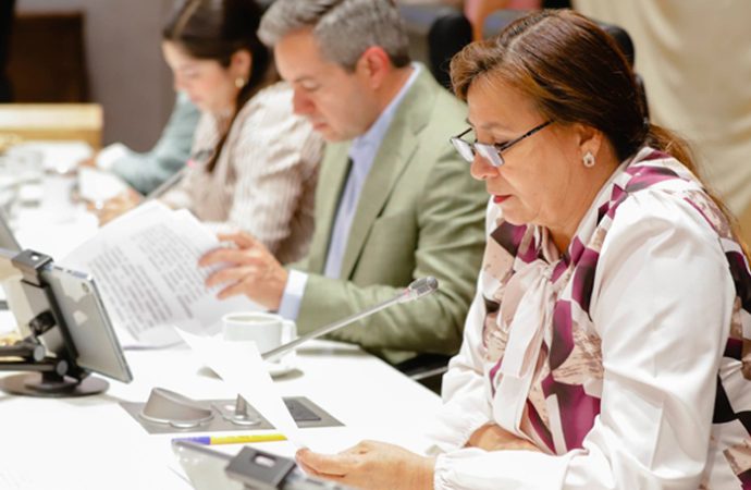 Analizan diputados convocar a sesión extraordinaria para discutir temas dictaminados en comisiones