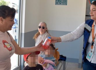 Invitan jóvenes a usar y cuidar las paradas de camión refrigeradas de Hermosillo