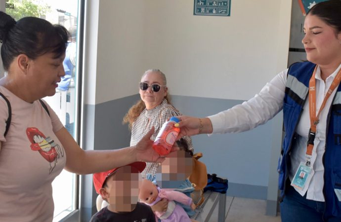 Invitan jóvenes a usar y cuidar las paradas de camión refrigeradas de Hermosillo